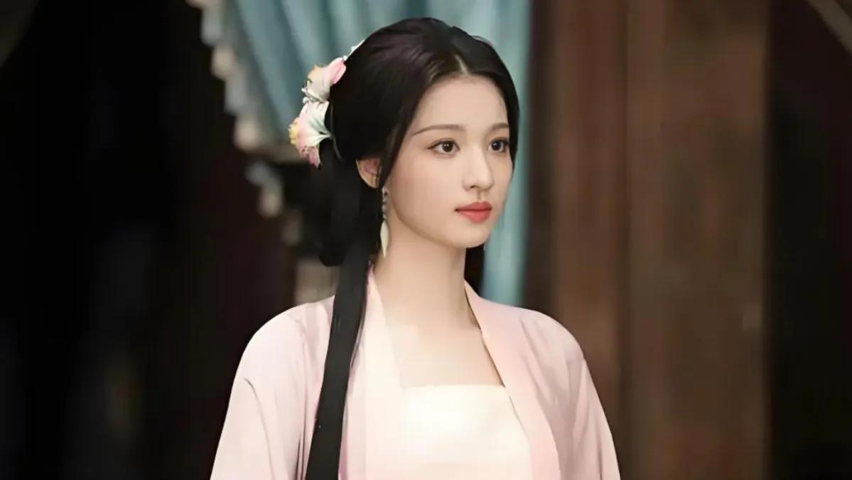 王楚然戏外反差：卸妆后藏起的