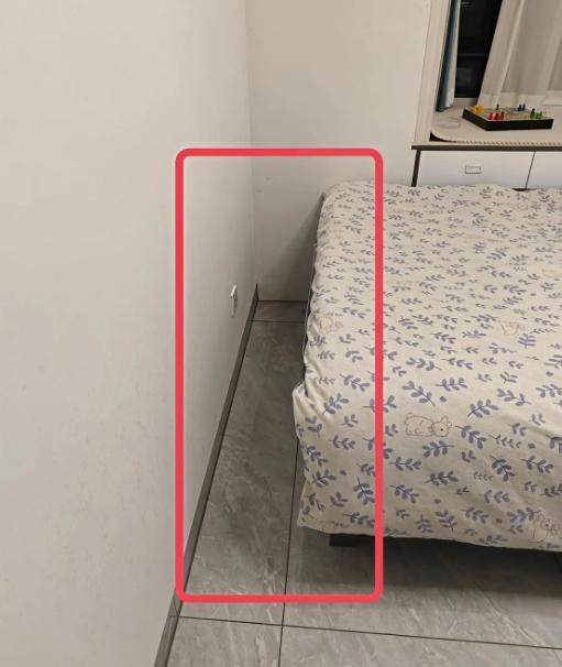 被卧室空隙搞得犯愁！刚租的房子，床尾和墙壁中间留了一条窄缝，空荡荡看着别扭，丢杂