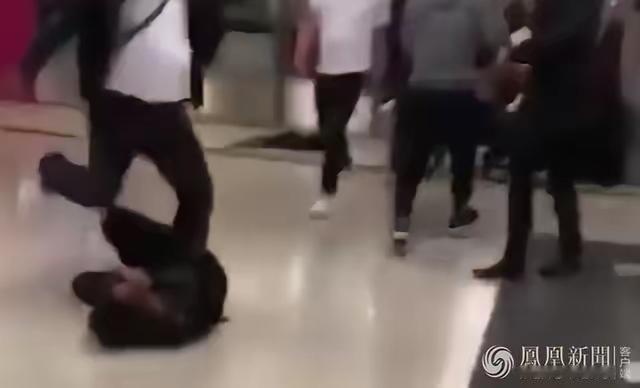 香港地铁里三个印度人借着喝了点酒，围着一个年轻的女子用语言基至肢体接触挑衅女子。