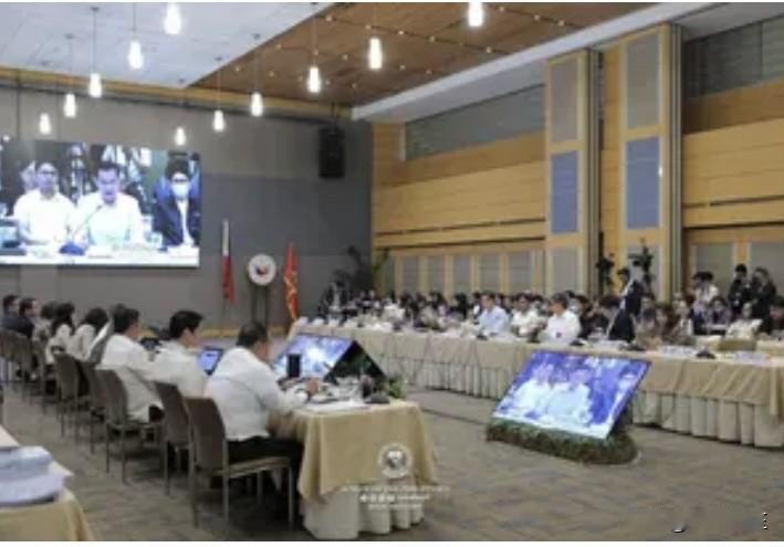 菲律宾参众两院的议员原定于周二恢复旨在协调2026年预算案两院版本的联席会议，但