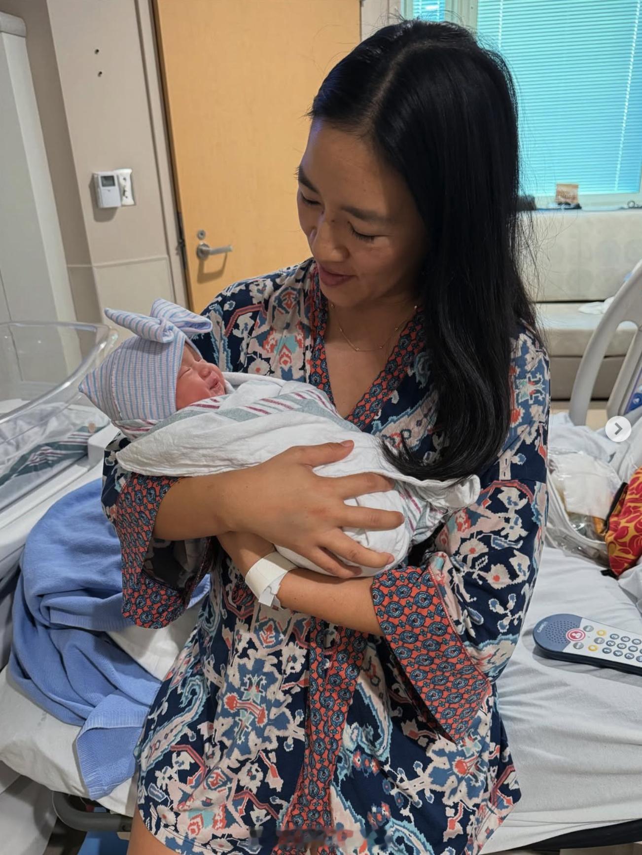 45岁的关颖珊最近喜迎自己的第二个孩子、女儿Della Rose Kwan出生。