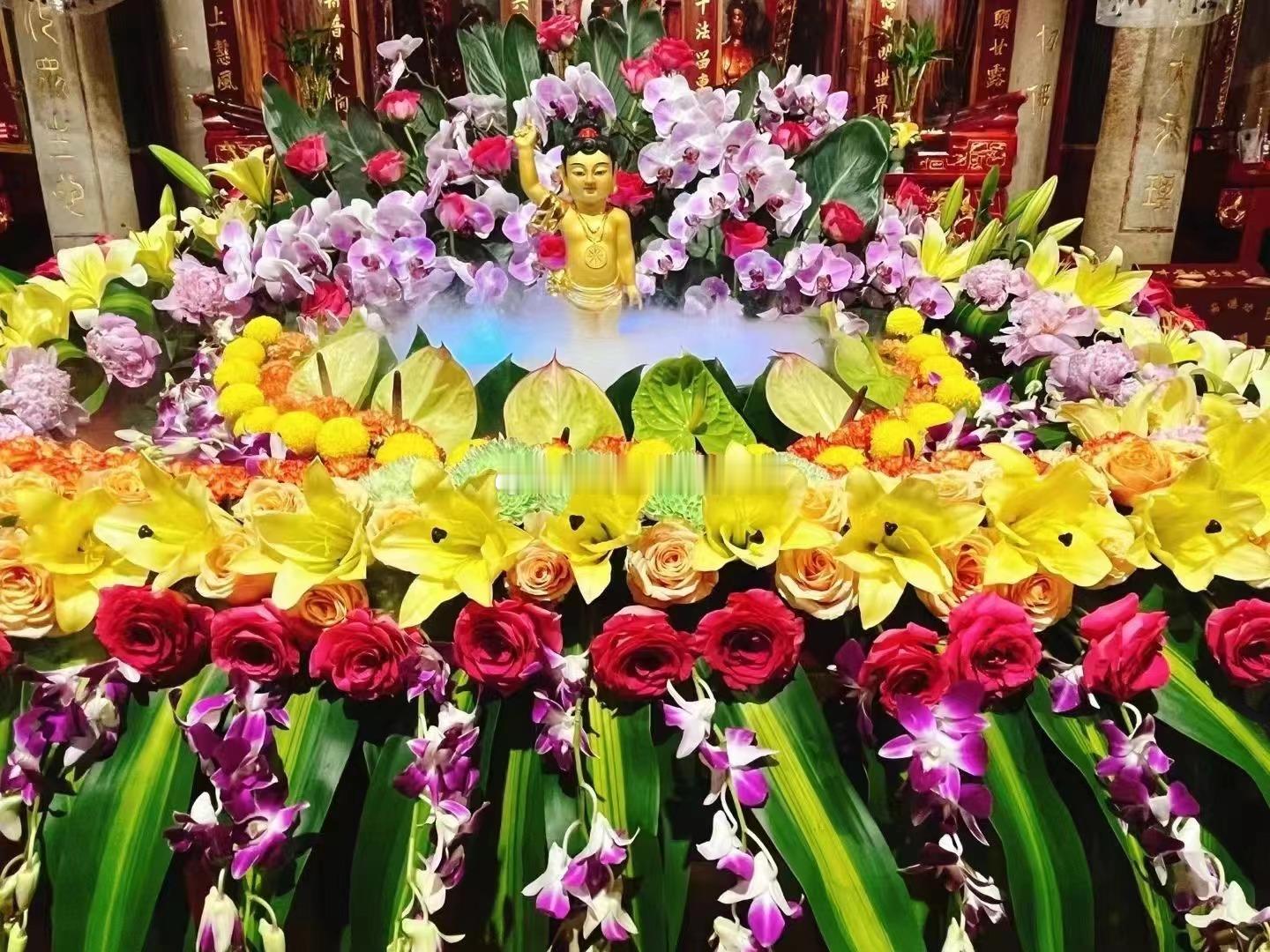 农历四月初八，恭迎本师释迦牟尼佛圣诞，浴佛节。行放生善业，功德尤为广大。一念护生