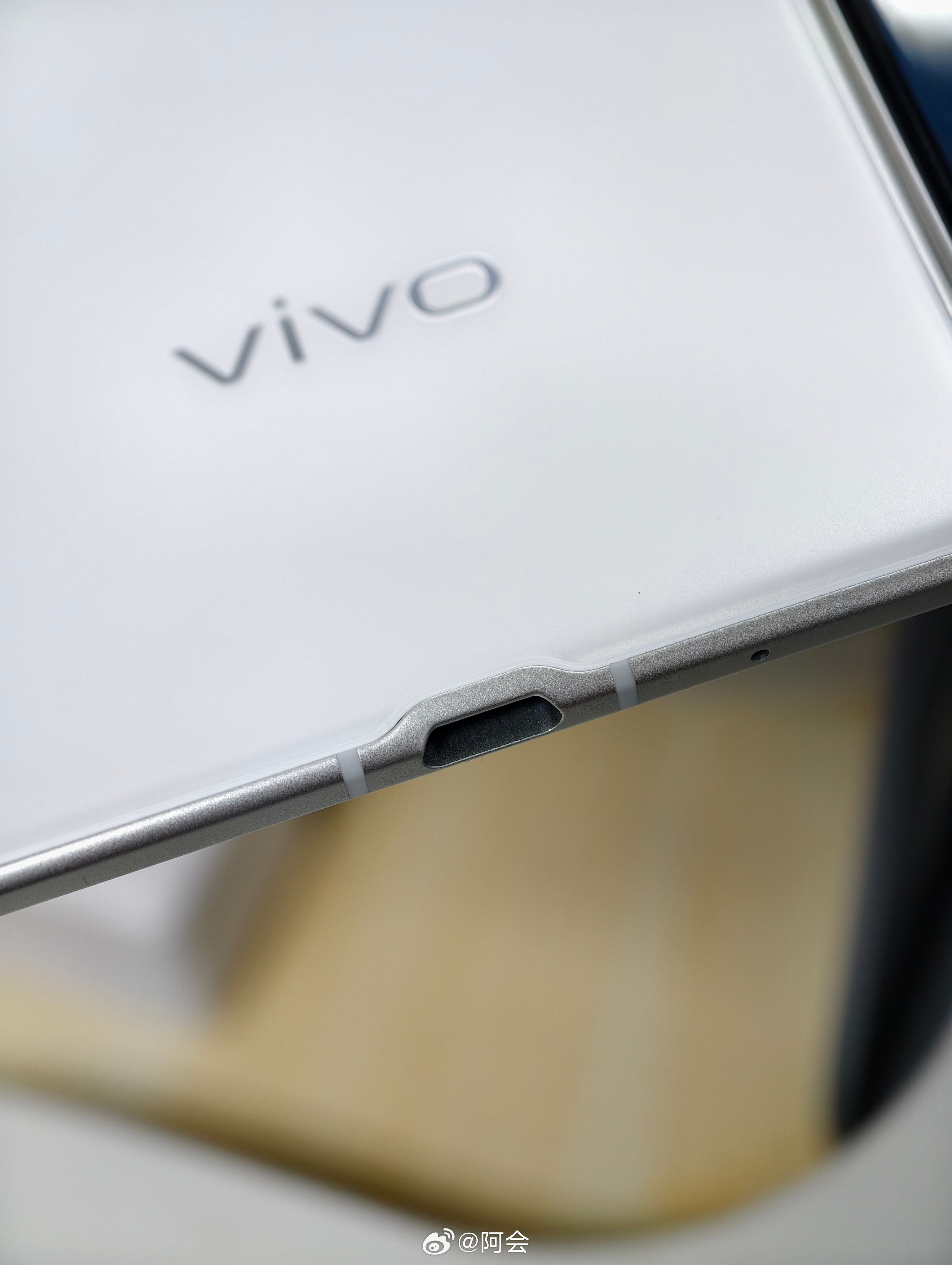 vivo X Fold5这么薄的原因找到了连Type-C口都被削了一半！还想更薄