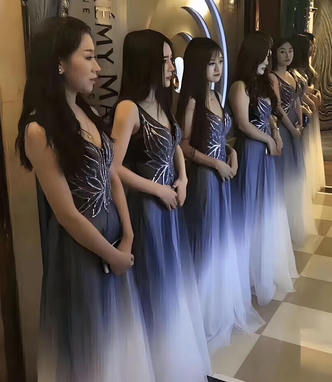 KTV招服务员，

工资高得离谱，

第三次选择后就没人管你了。

那天我在城中