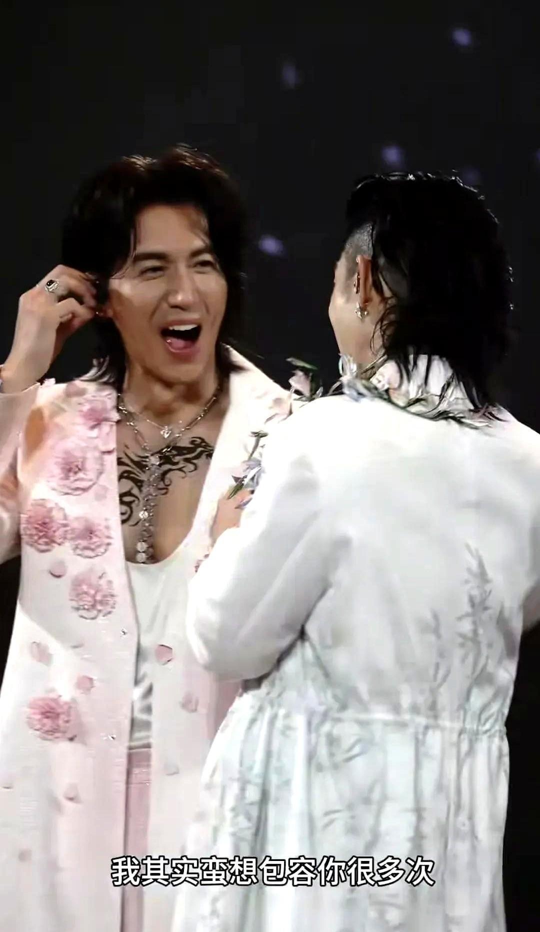 成年后，真正的朋友关系，是连生日祝福都只靠群发解决。
周渝民聊F4现状：微信群成