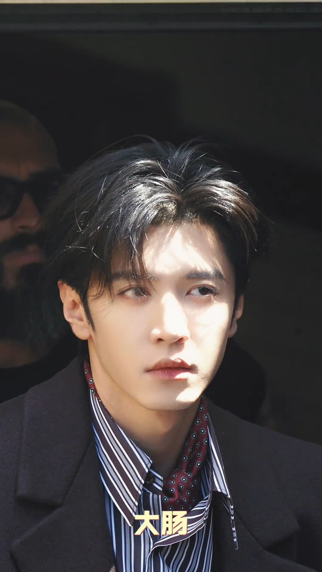 这两帧神情加上那个光，有种古早苦情电影里忧郁男主的感觉 
