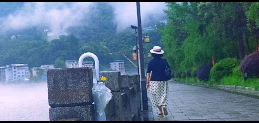 女人一旦步入六十岁，即便远远望去，她身姿曼妙，气质优雅动人，身着时尚洋气的衣裳，