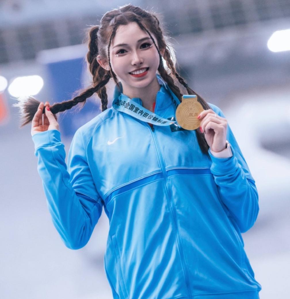 吴艳妮全妆比赛睫毛掉落，运动员为什么不能美美的参加比赛 ，化妆影响比赛了？ ​​