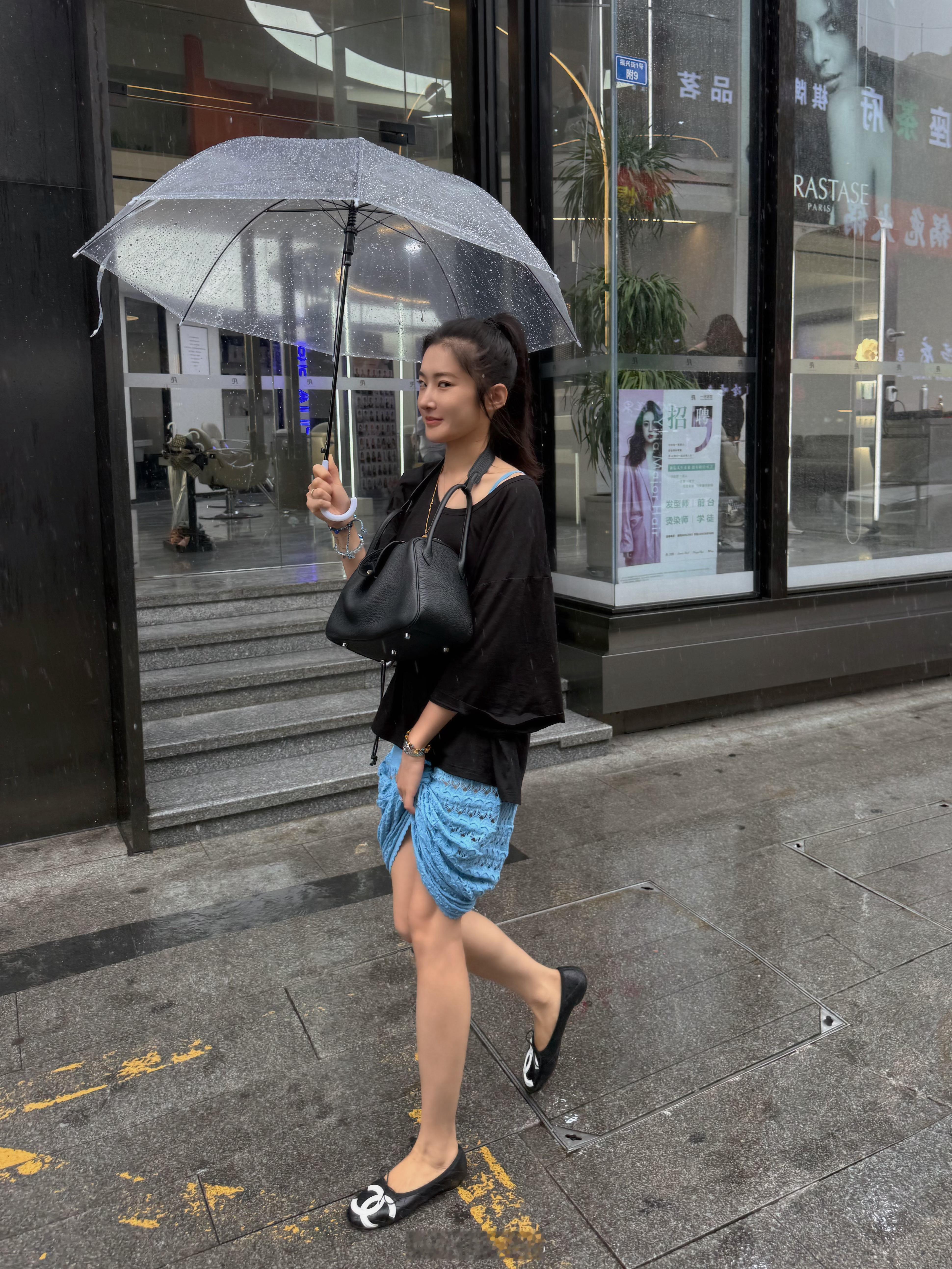 下雨天了怎么办，猪精打伞去吃饭
