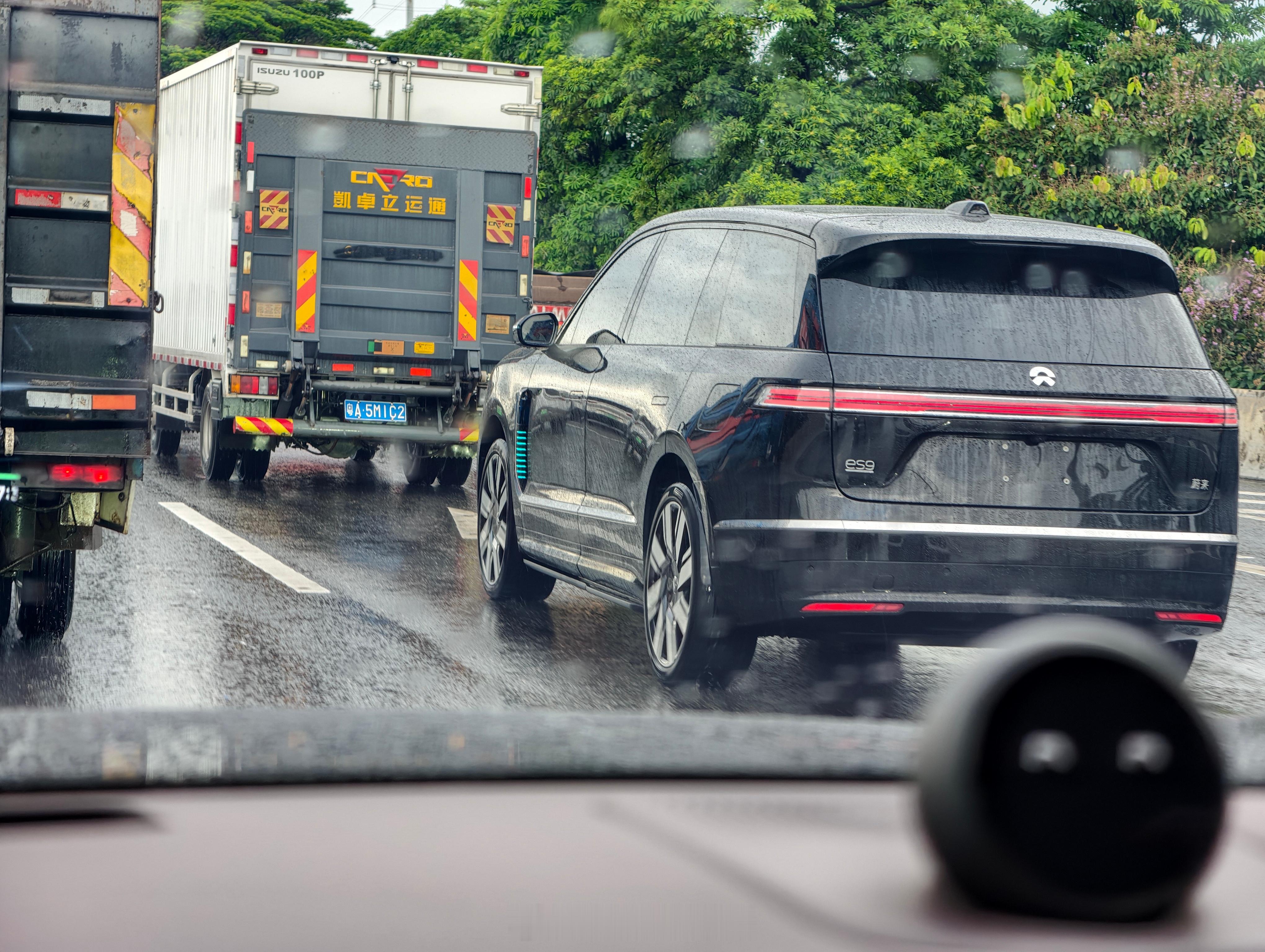 偶遇开着小蓝灯的ES9车友┏(＾0＾)┛🚗新能源汽车