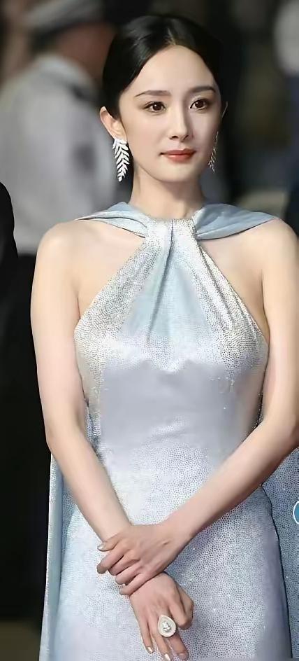 现实太讽刺！39岁女演员红毯造型细节被抓拍，副乳意外曝光，网友一窝蜂嘲讽她身材走