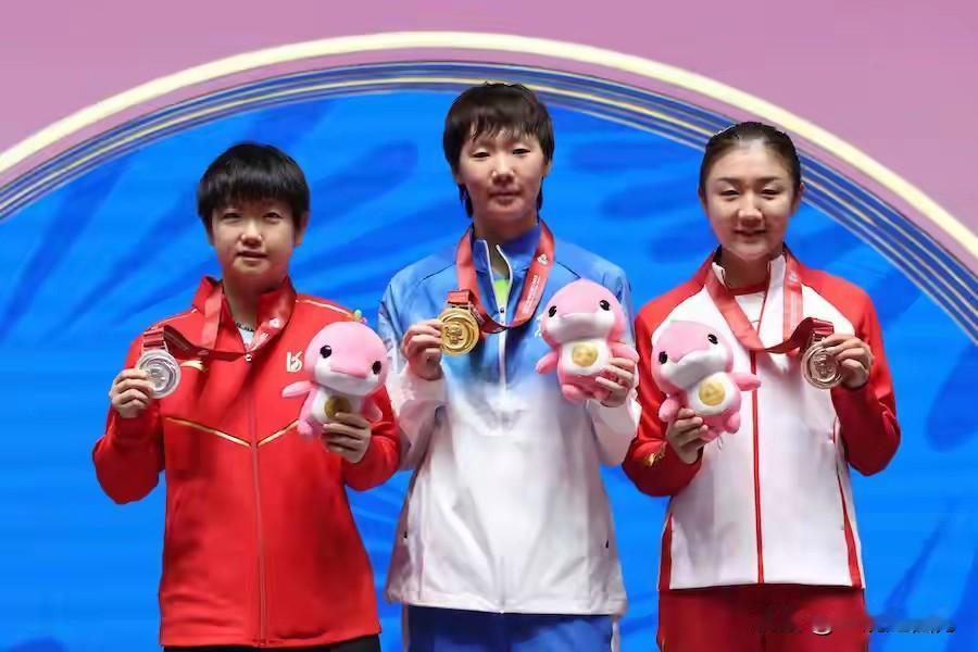 昨晚的第十五届全运会乒乓球女单决赛一直打到夜里11点多才决出胜负，世界排名前两位