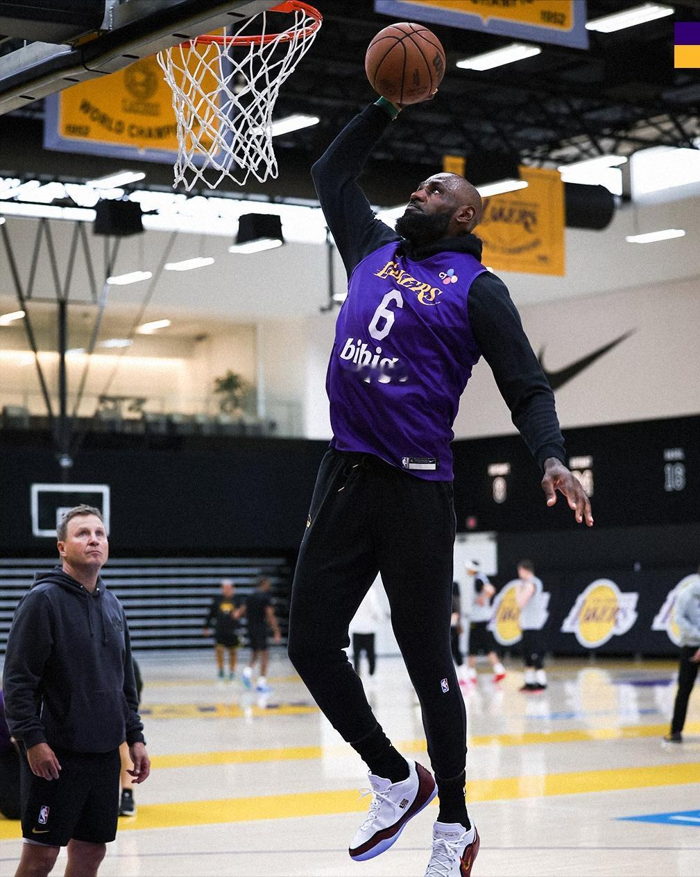 湖人队备战火箭G1！詹姆斯独挑大梁，东契奇、里夫斯因伤缺阵

湖人队赛前训练情况