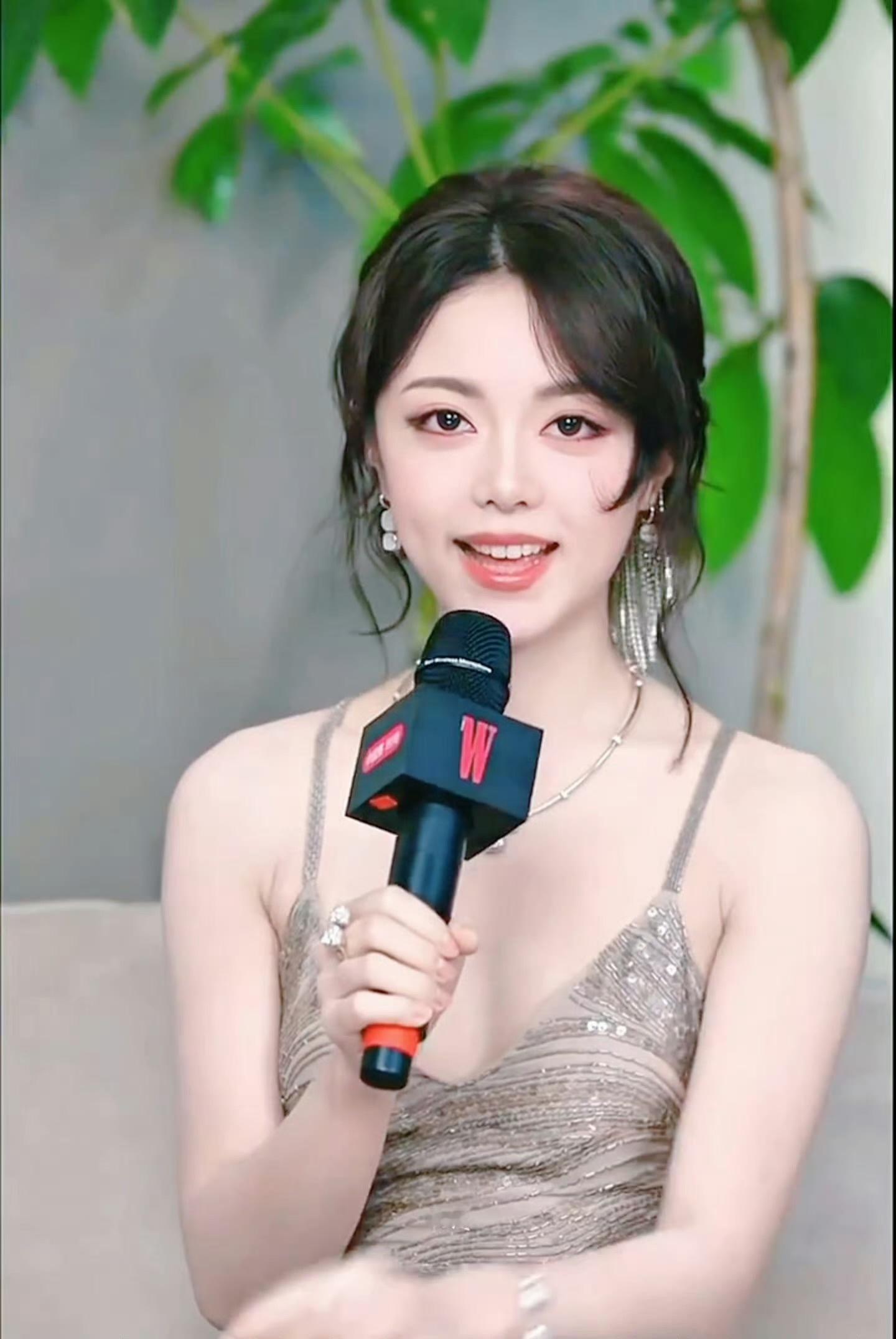 被赵今麦美一大跳谁还没被赵今麦的颜值戳中？一亮相就自带高光，清新又亮眼的模样超吸