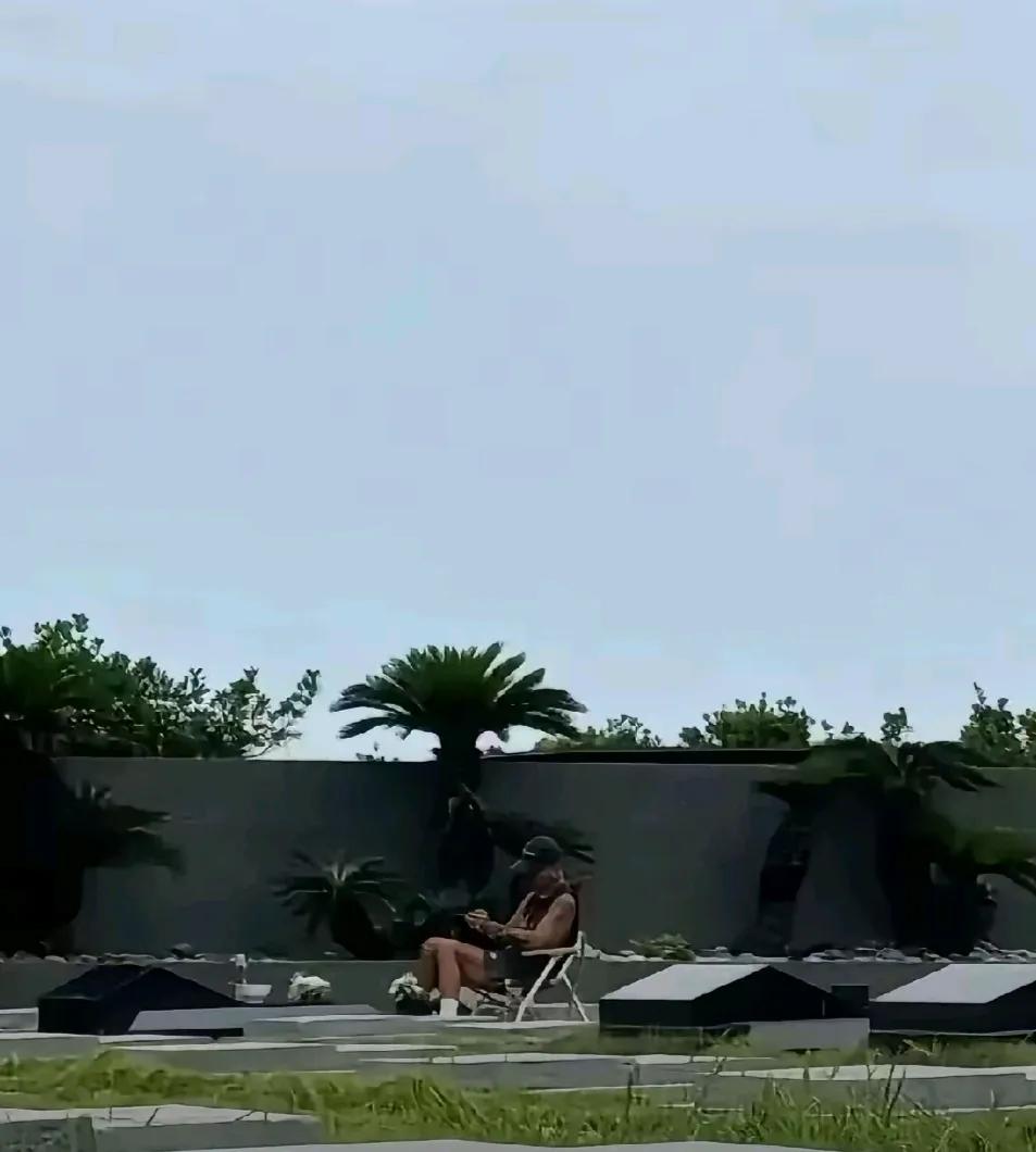 具的深情人设还是到位的

不管是真是假

在那里做画像还是挺认真

……