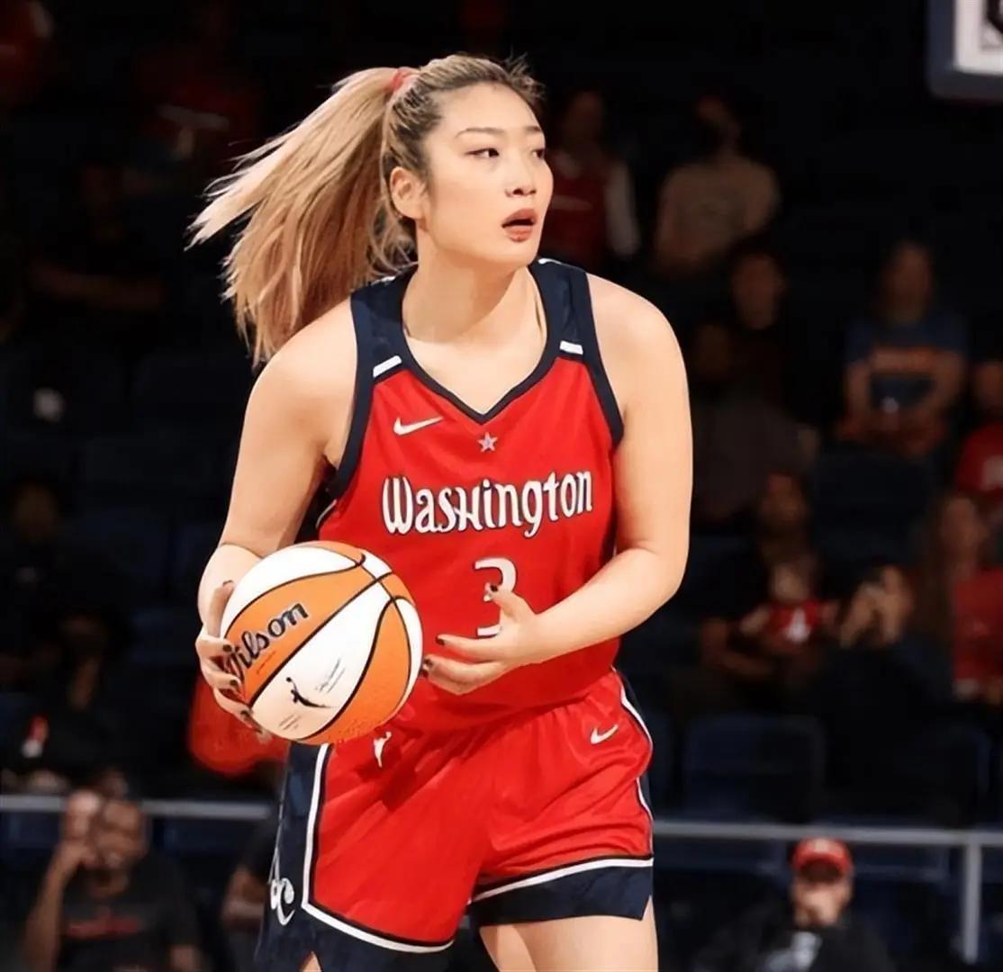 你根本不知道李梦的身体条件有多夸张。
 
最近篮球圈炸锅了，中国女篮锋线李梦直接