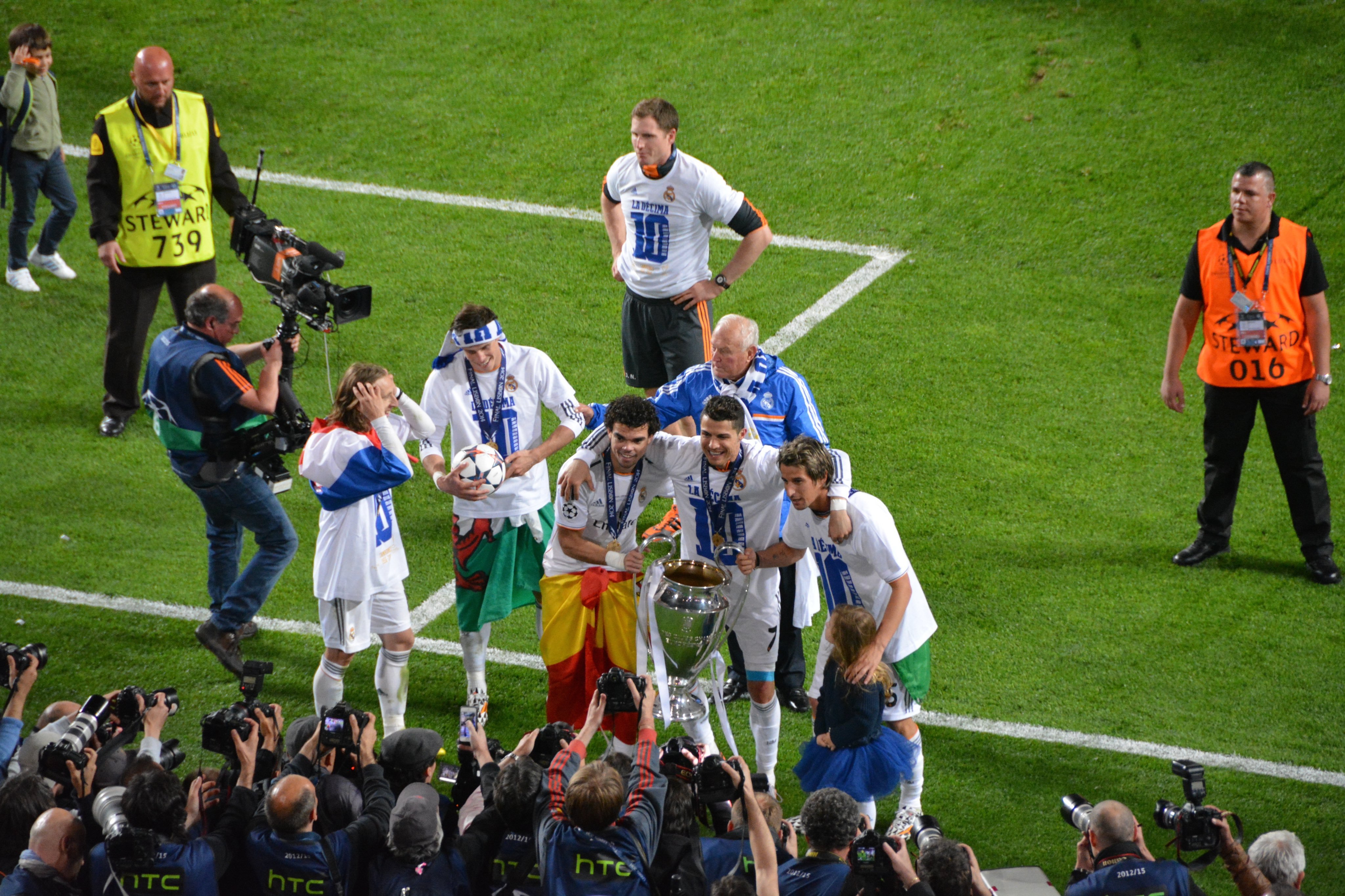 C罗c罗 蹦跶着朝佩佩和金毛跑去2014年，皇马欧冠冠军，葡萄牙大三角🇵🇹 