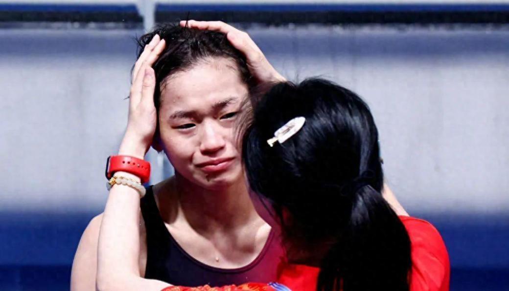 谁能想到，一个为国拿了多块奥运金牌的19岁小姑娘，对着镜头红着眼眶。

她最大的