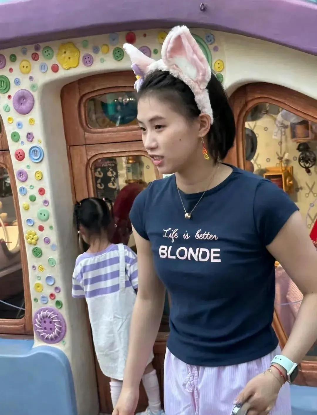 陈芋汐来到迪士尼，感觉她和迪士尼真的好搭，小公主本尊啊简直就是，全红婵来了就是另
