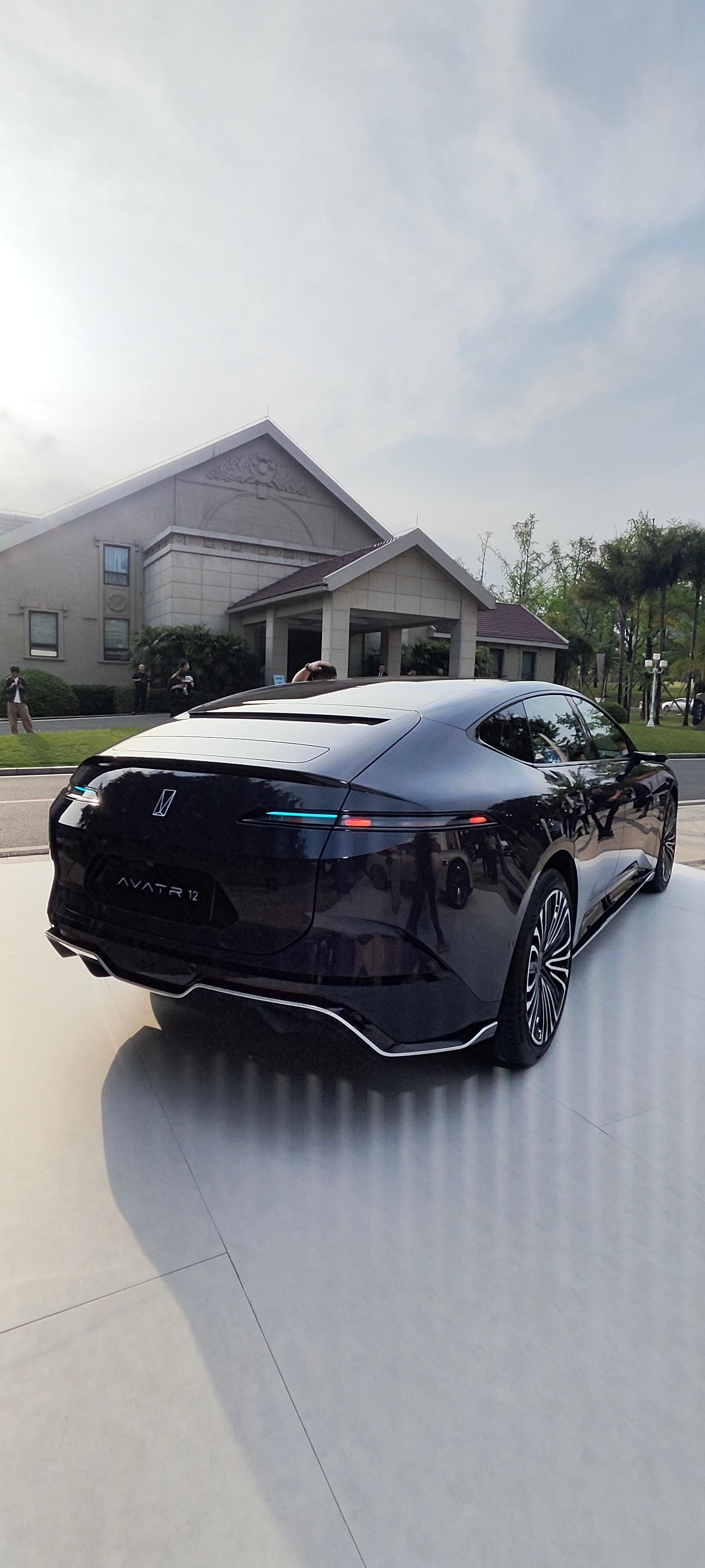 新阿维塔12上市价是29万起顶配43万，新版搭载了华为最新发布的896线激光雷达