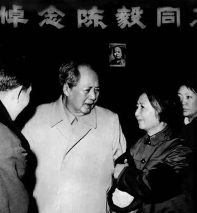 陈毅追悼会上毛主席在挽联前凝视，见落款后疑问：张伯驹是谁？
1972年1月10日