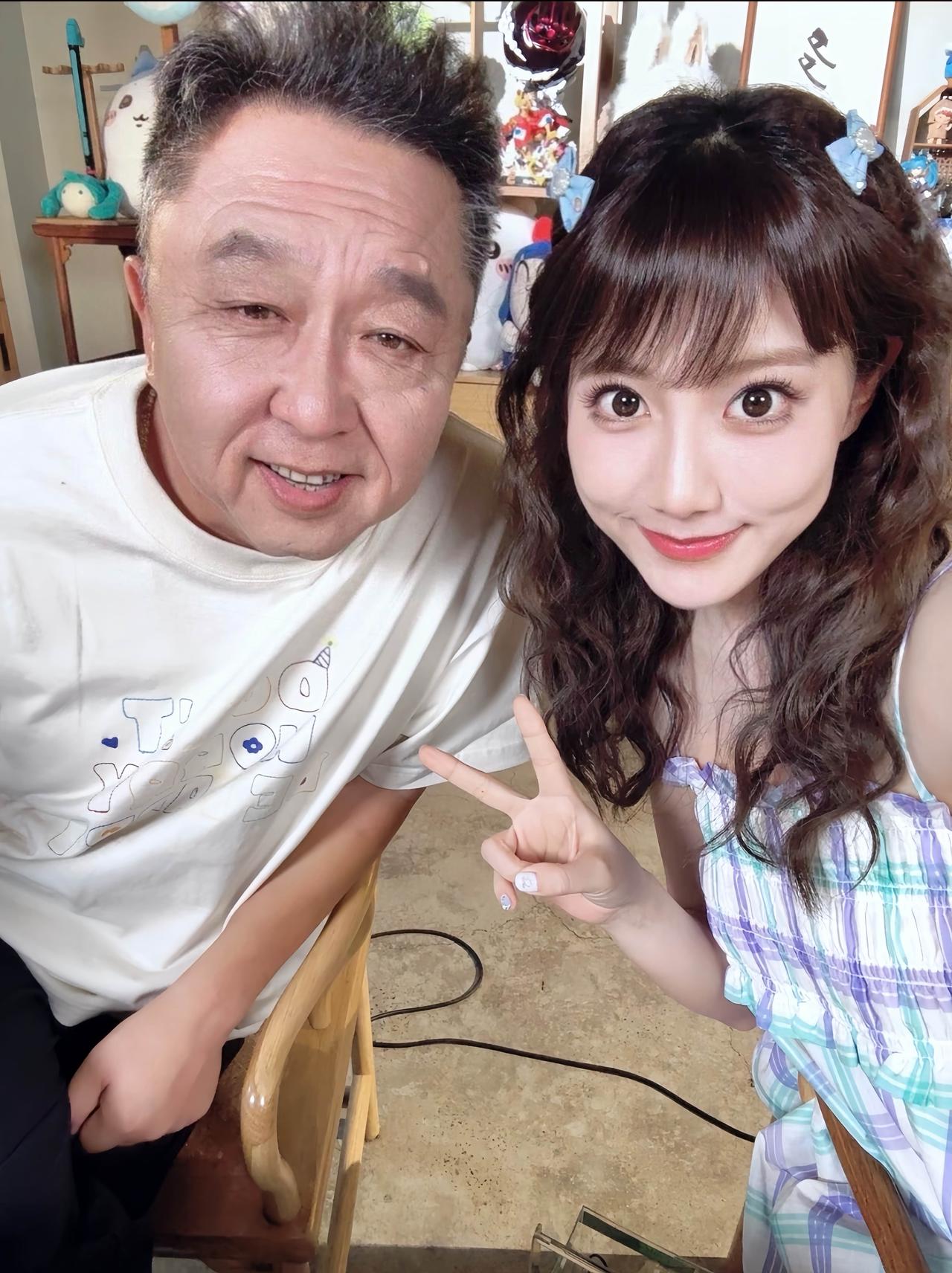 8月1日，李艺彤晒和于谦合影，“谦大爷”两鬓斑白，笑的是那么的和蔼可亲。

李艺