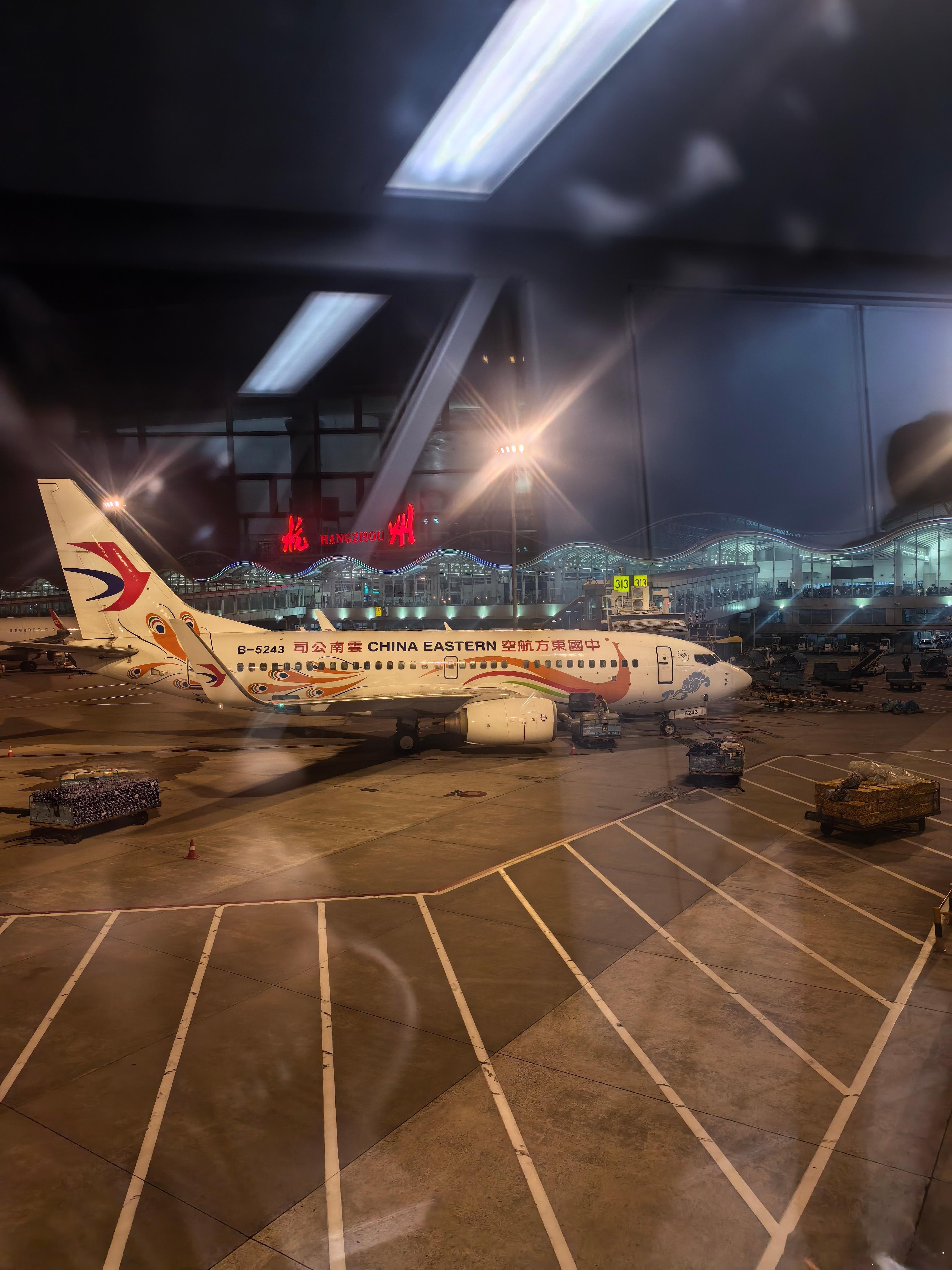 落地杭州啦杭州真的好热，还要穿短袖短裙昨天去北京的时候，朋友说很冷让穿羽绒服结果