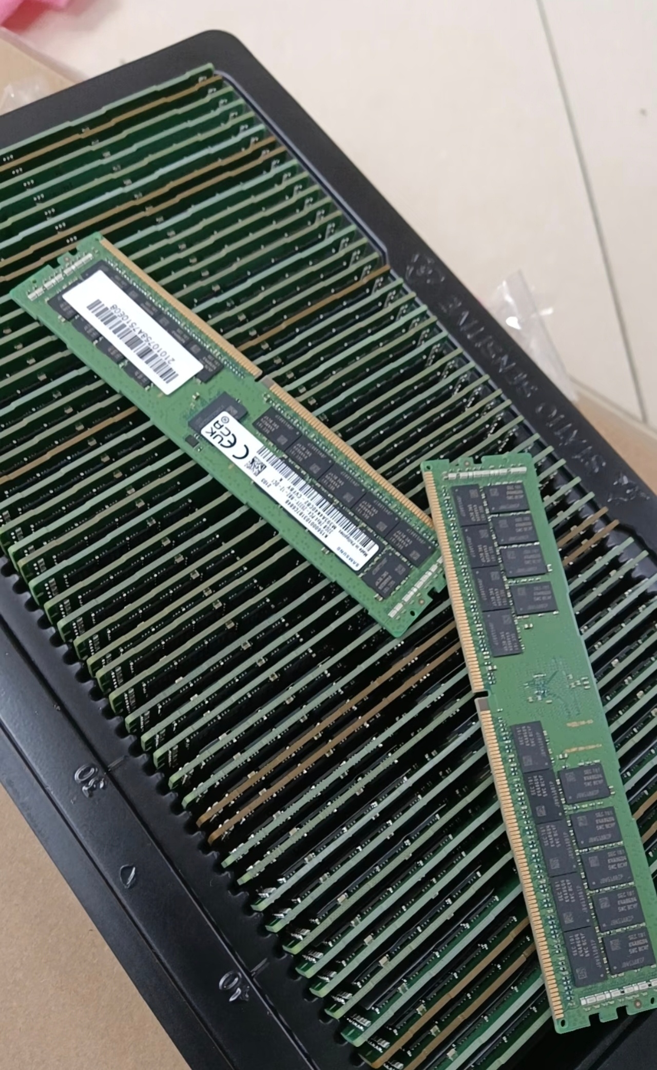 内存条价格过山车内存条还会继续降价的，因为目前产量已经慢慢增加了，从200+涨价