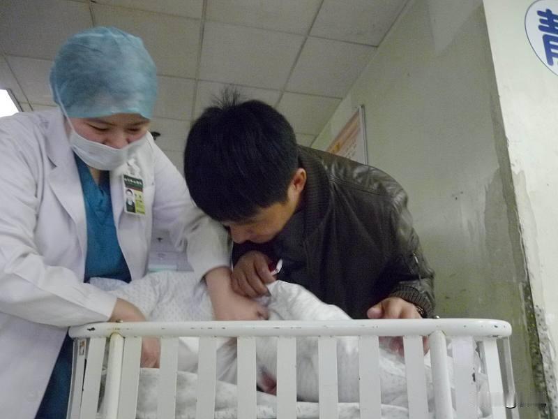 建议把亲子鉴定设为新生儿出生后的一项固定流程，这么做有几方面益处。
第一，能给鉴