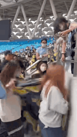 这是哪两家楼丝起冲突了 