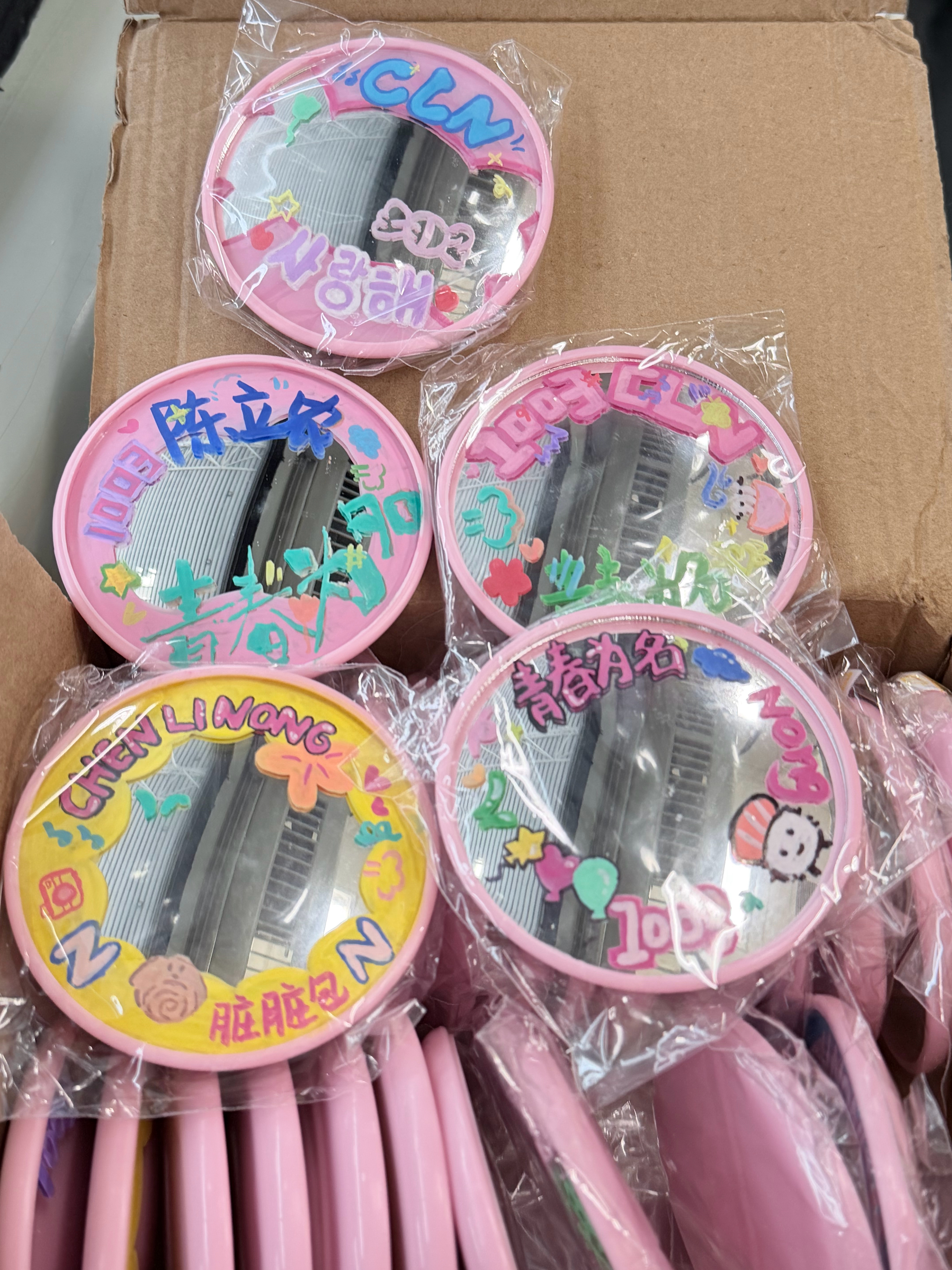 陈立农  陈立农演唱会北京收官战官宣 手绘凸面打卡镜*30随机在五棵松冰上中心附