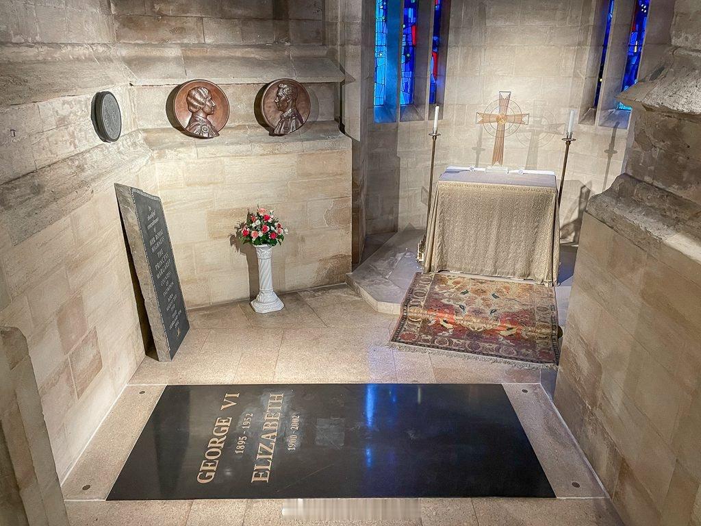 英国王室  2️⃣4️⃣年前的今天2002年4月9日，在威斯敏斯特大教堂举行完葬