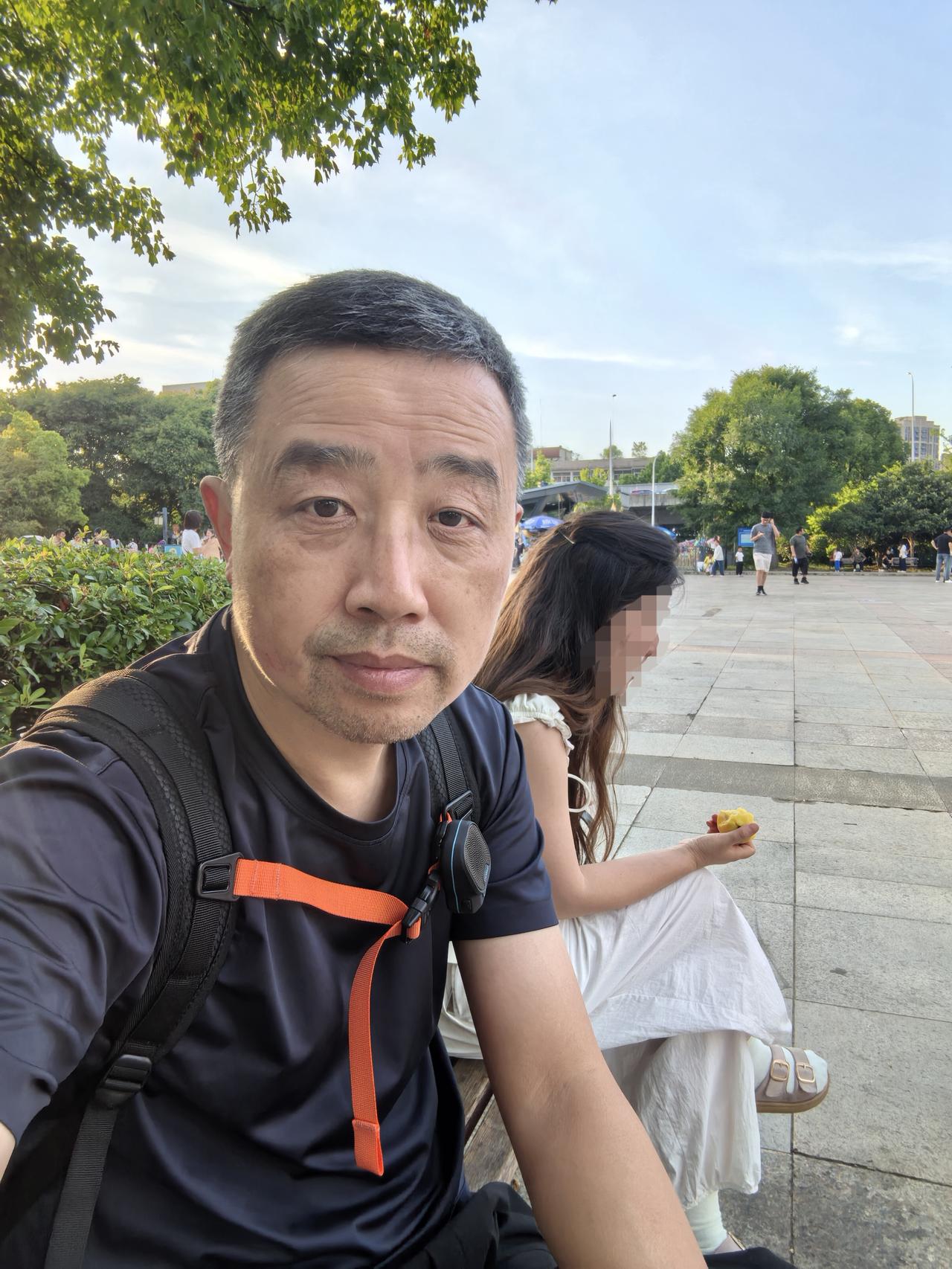 第一次遇上这种事：一个年轻女孩找我要10块钱坐地铁，说自己没钱坐车回家。
 
昨