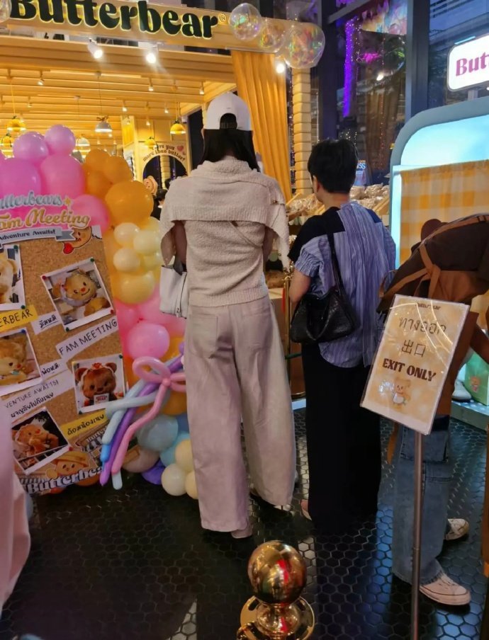 #奚梦瑶和婆婆排队买黄油小熊#网友偶遇奚梦瑶和婆婆一起排队买黄油小熊🐻就是说谁