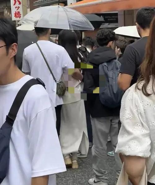 近日，热门女演员乔欣被曝与一名神秘男子同游日本。据悉，两人在清水寺等热门景点亲密