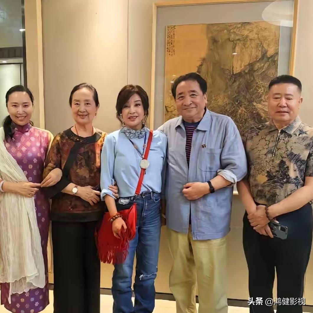 如果能把这5个人都认出来的，承认你是影迷中的佼佼者。
这是文艺界老艺人私下聚会时