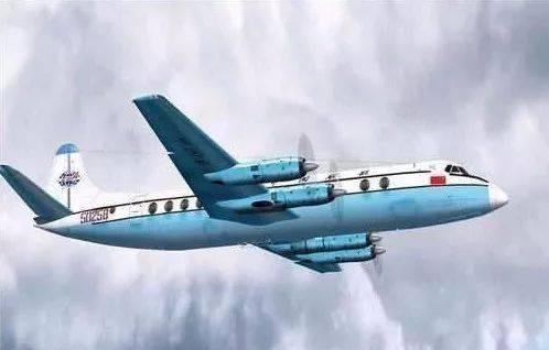 1982年7月30日，一架由上海飞往北京的飞机上，客舱内的乘客们正在兴致勃勃地交