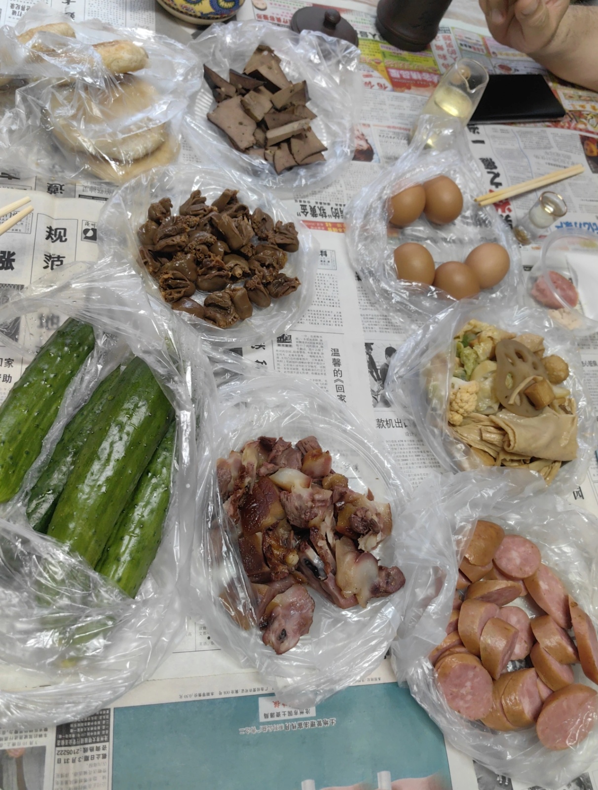 半书酒屋3友小聚，7菜1饭挺如意，真不赖待铺一层塑料台布，垫几张老报纸，真有筵席