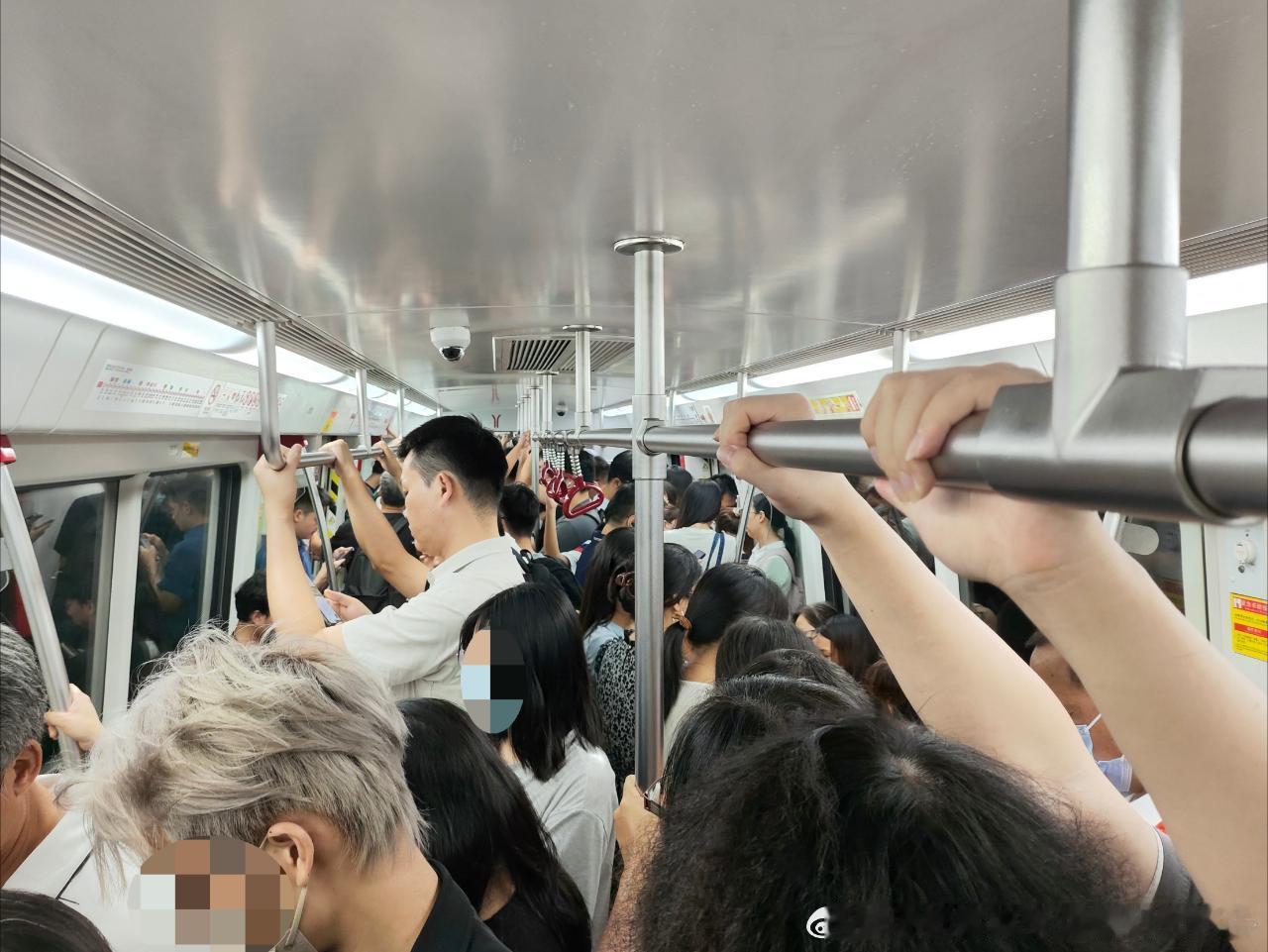 广州地铁网友：2026年7月10日（周五，广州多云间晴，27-35℃）广州地铁晚