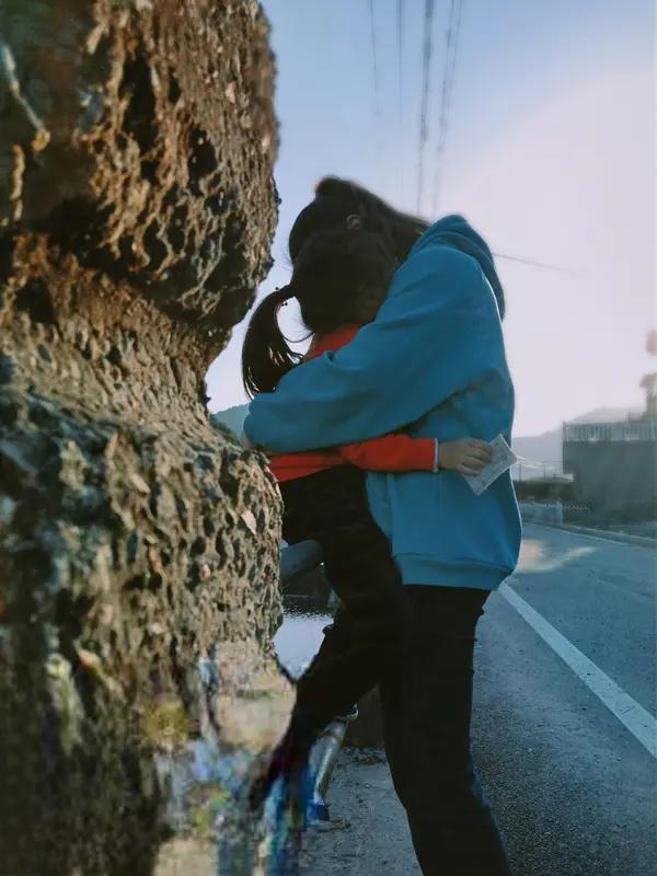 姐妹俩自拍不料下一秒翻进沟里 姐妹俩自拍翻进沟里这事儿，就像喜剧电影里的搞笑桥段