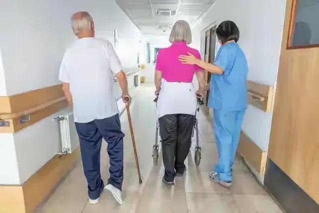 我做腰椎手术的时候，女儿给主刀医生塞了三千元红包。

手术前，女儿跟我谈及给红包