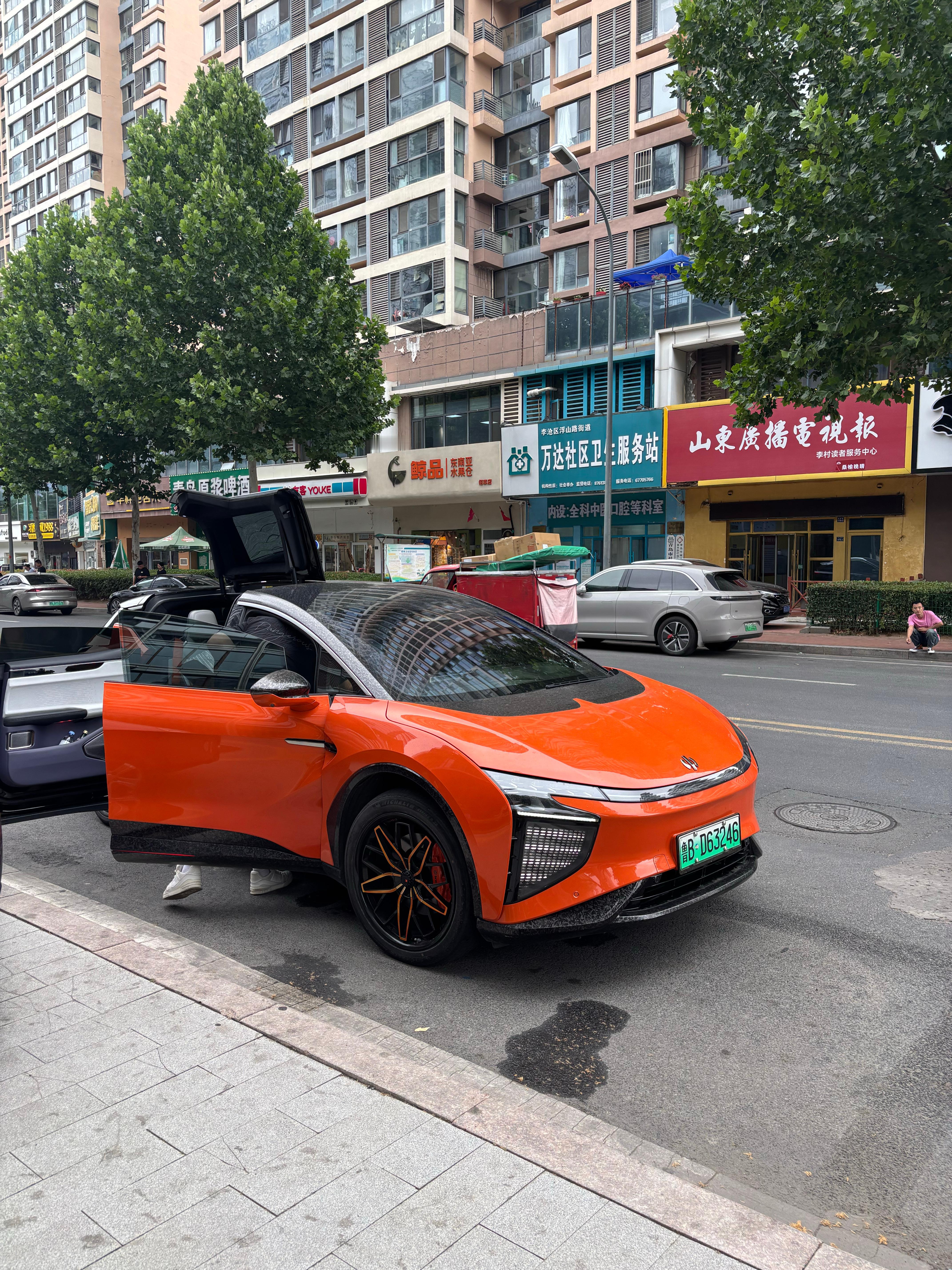 下班路上，看见一辆高合，果然有一种假科技的感觉[doge] ​​​