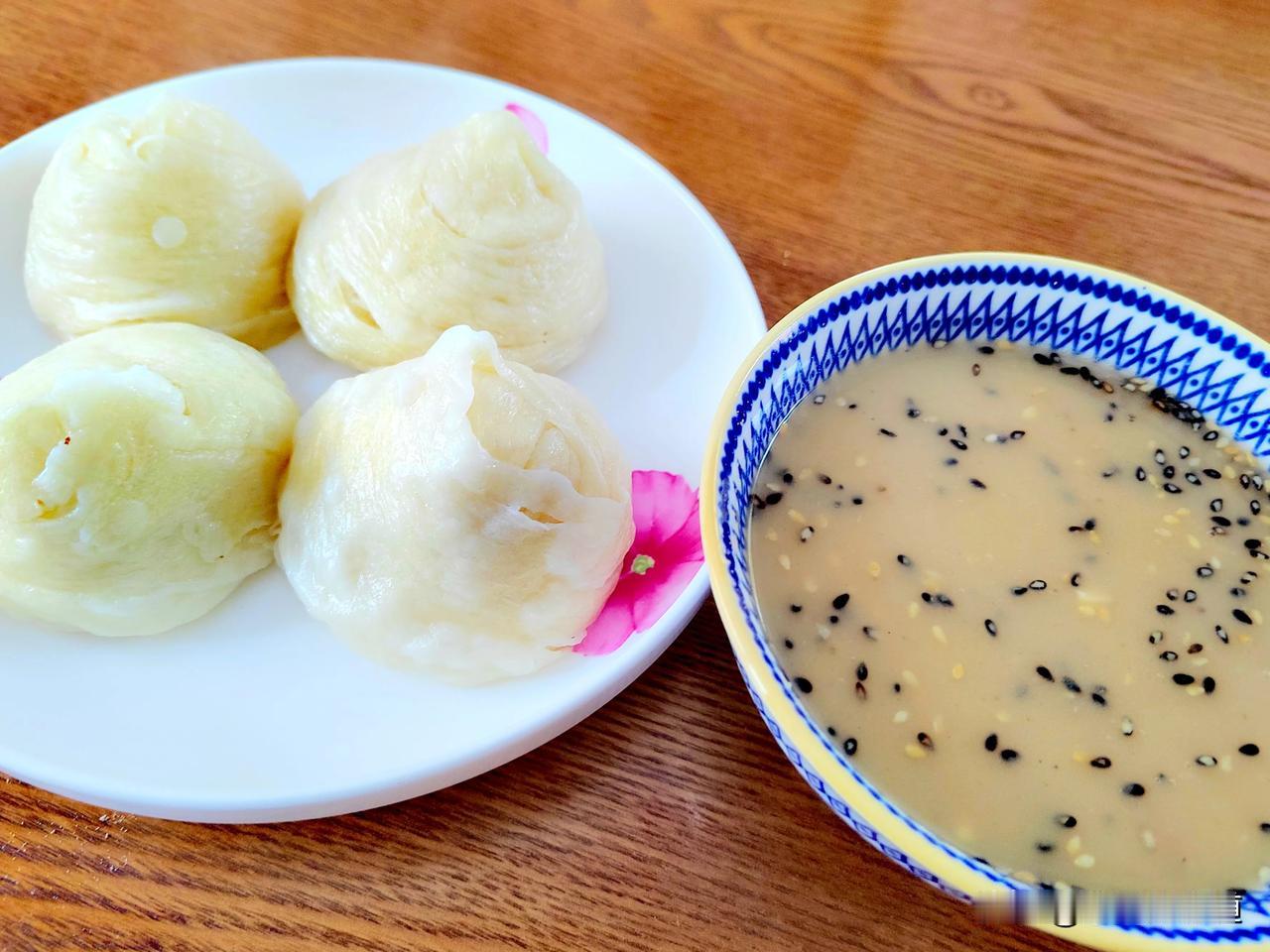 新疆油塔子+油茶
偶尔来个西(北)式早餐，转换一下气氛。
油塔子疑似是羊油千层花