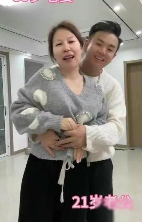 39中年妇女，21年轻小伙儿，其实真爱真的不分年龄，能互相包容，互相理解，我衷心