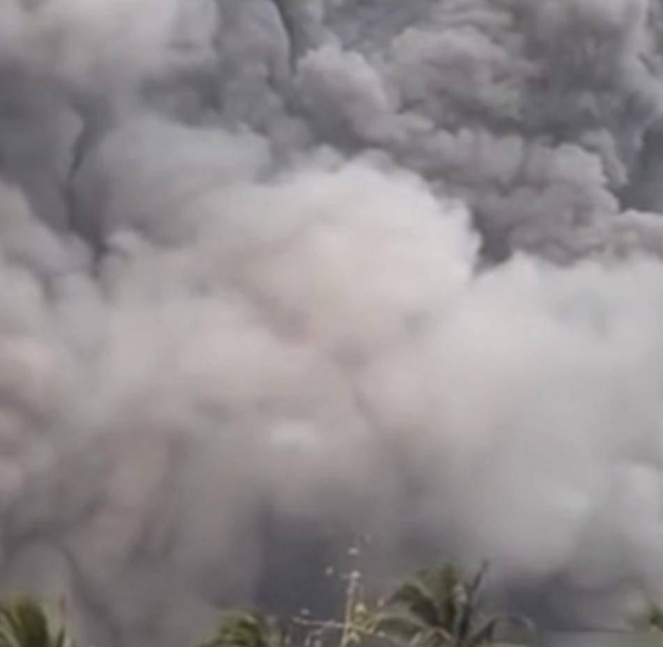 5月2日，菲律宾马荣火山爆发，大量火山灰喷发，火山附近87个村落都受影响，受灾人