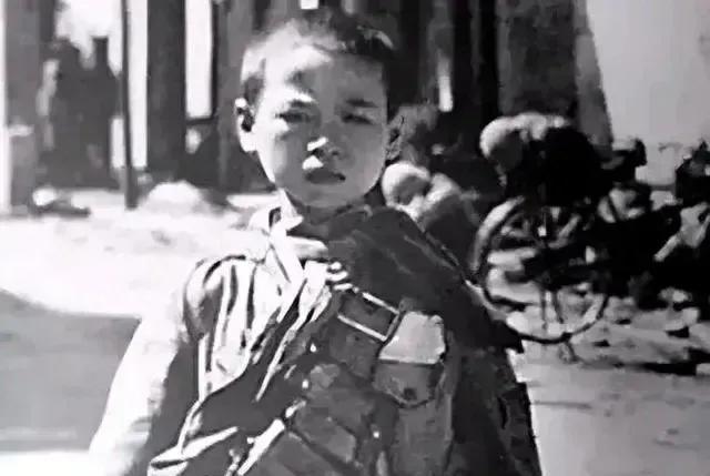 1935年，马家军要枪杀一少年，只见少年攥紧拳头，怒吼一声：“用刀砍死我，留一颗