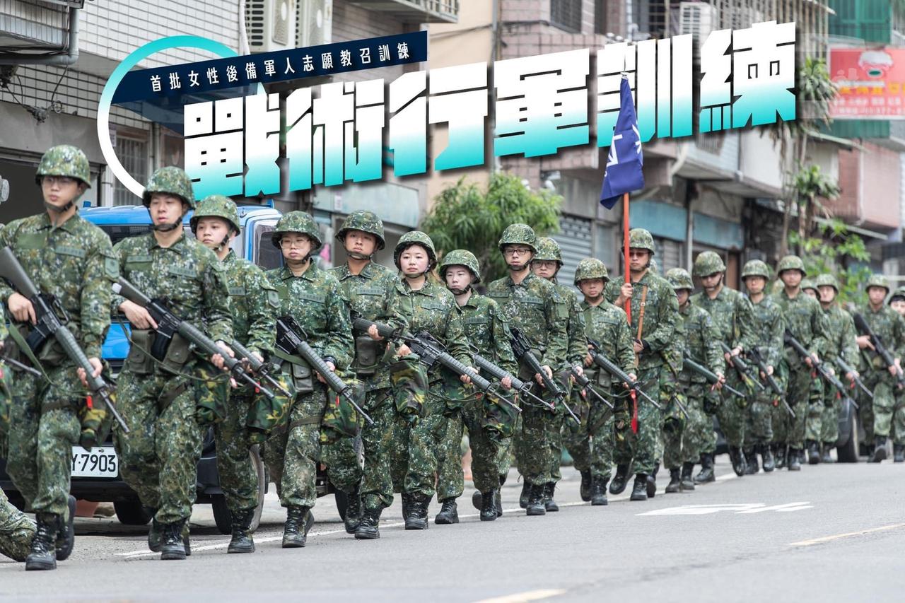 看看这一张张稚嫩的小脸蛋儿哦……这不就是散兵游勇么！我们的学生军训一星期拉出去都
