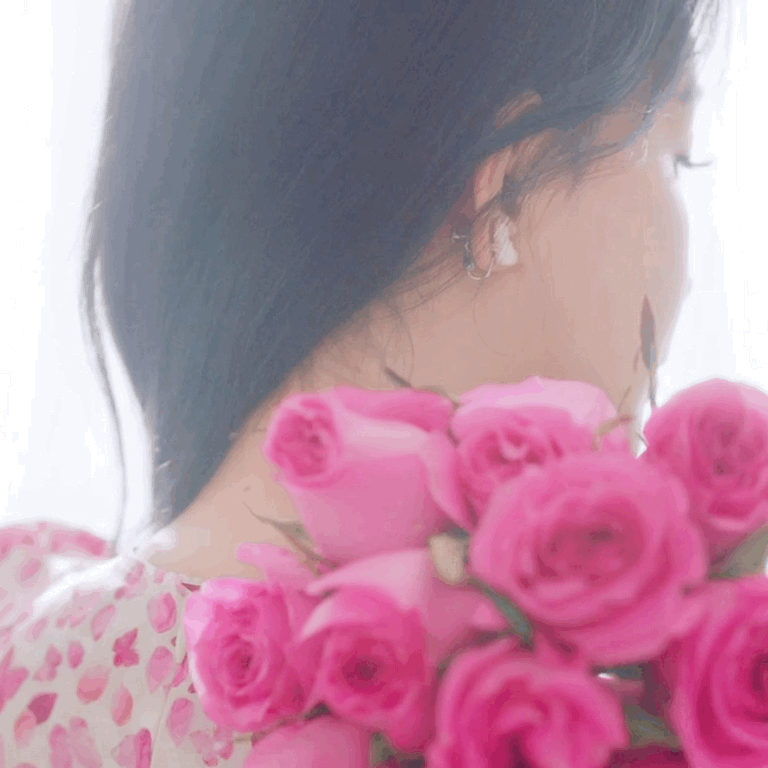 #孙怡玫瑰连衣裙#什么叫做九天仙女下凡尘，今天算是见识到了，身穿玫瑰连衣裙的孙怡