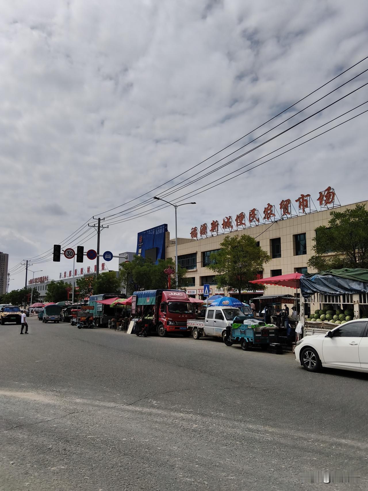兰州保利领秀山的马路市场还挺繁华的，卖什么的都有。
这个市场就在福源新城农贸市场