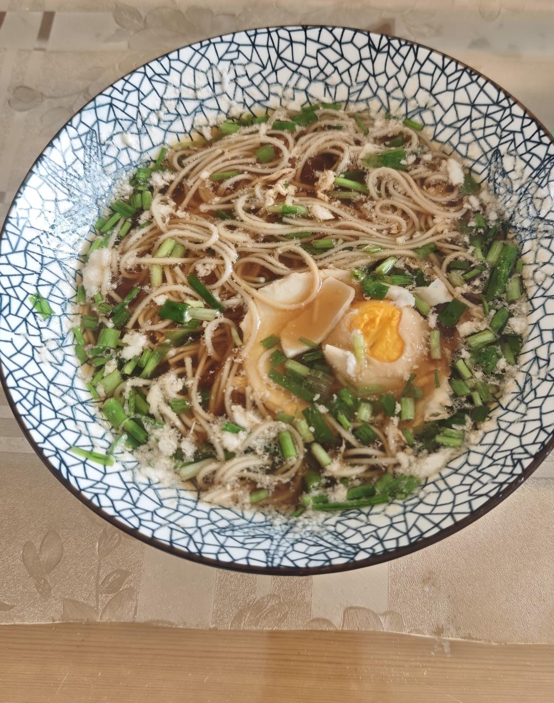早餐就喜欢吃这碗葱花面
     一碗葱花面，方便快捷，营养美味，用料简单，是本